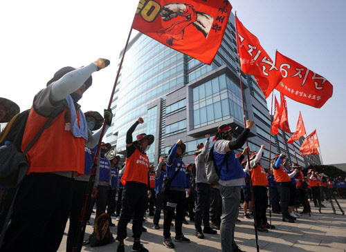 현대중공업 노조가 19일부터 오는 24일까지 6일 간의 전면 파업에 돌입했다. 이날 울산 현대중공업 본관 앞에서 전면파업에 들어간 노조가 구호를 외치고 있다.  연합뉴스